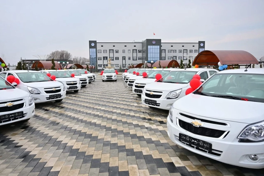 Сотрудникам Центра защиты матери и ребенка в Джалал-Абадской области подарили автомобили