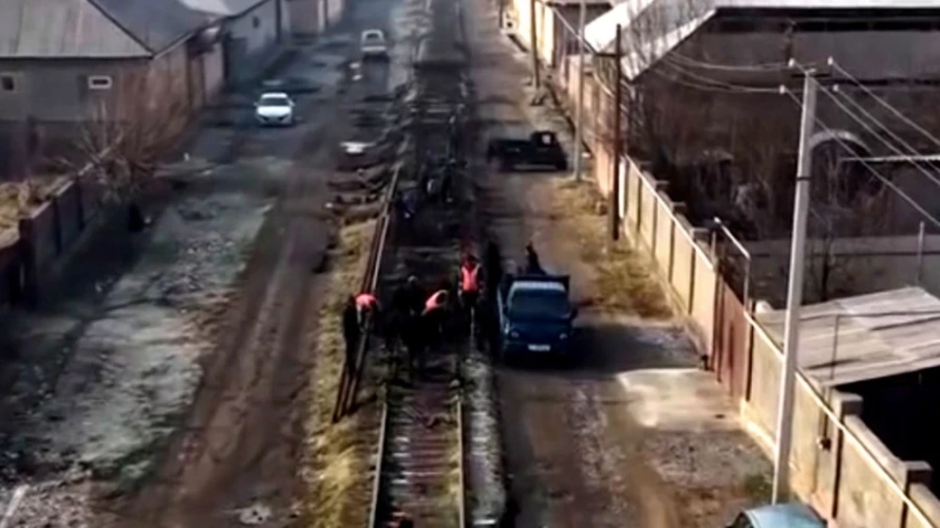 В Манасе начали убирать железную дорогу
