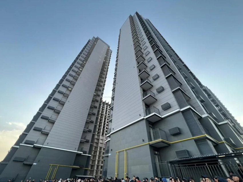 Садыр Жапаров вручил ключи от новых ипотечных квартир в ЖК «Мурас»