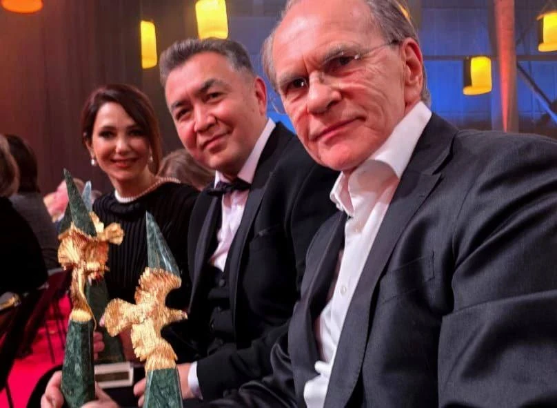 Кыргызстанский режиссер Нурбек Эген получил кинопремию «Золотой орел» в Москве