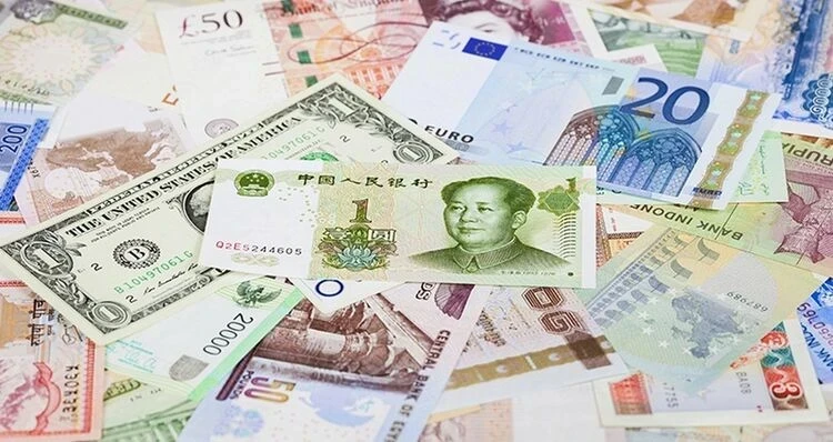 Рубль и евро продолжают дешеветь к сому. Курс валют на 4 февраля