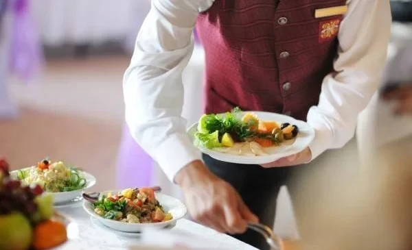 Кабмин: Кафе и рестораны не имели права включать сервисный сбор в счет