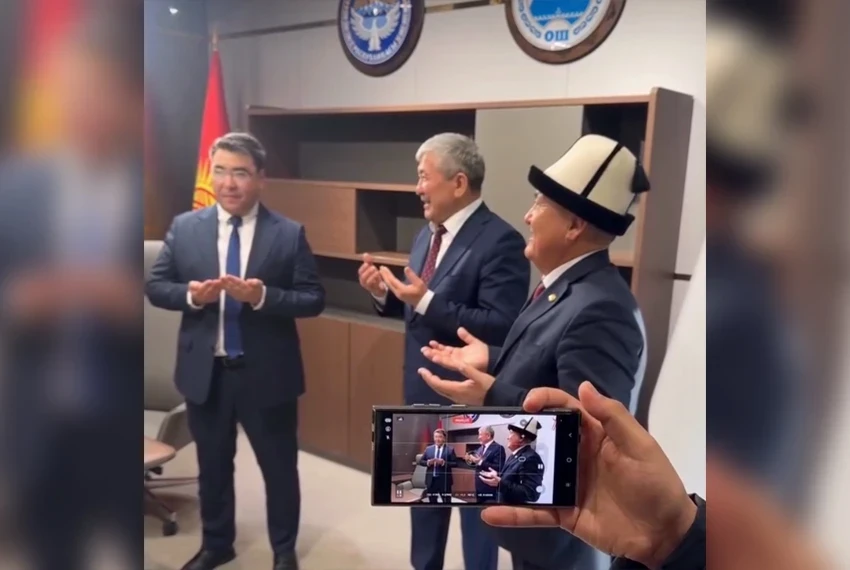 В Сети всплыло видео, как Акаева усаживают в кресло мэра города Ош