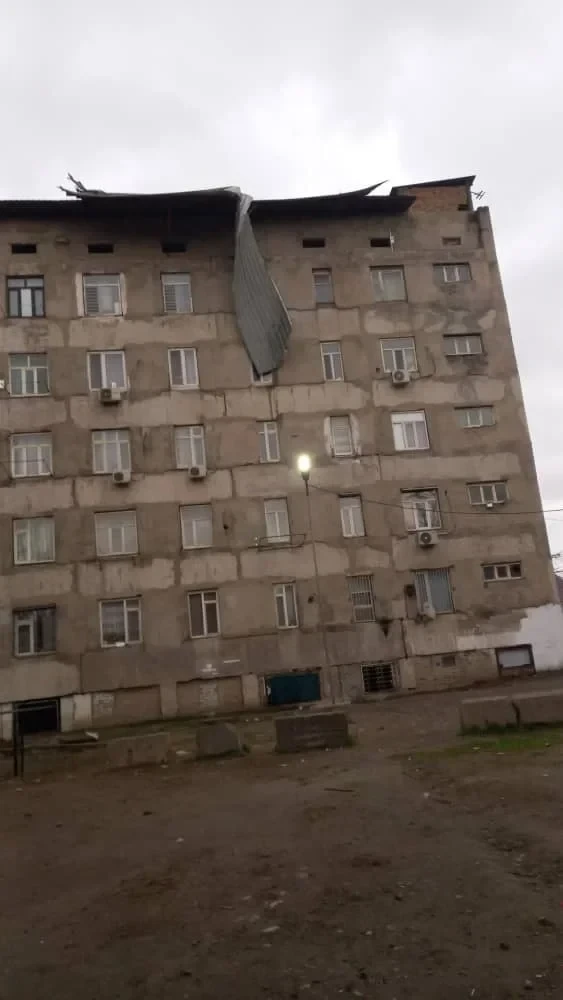 В Бишкеке сильный ветер сорвал крыши и повалил деревья