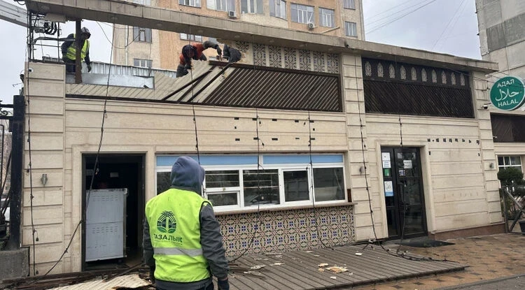 В Бишкеке демонтируют часть кафе. Освободят 340 квадратных метров земли