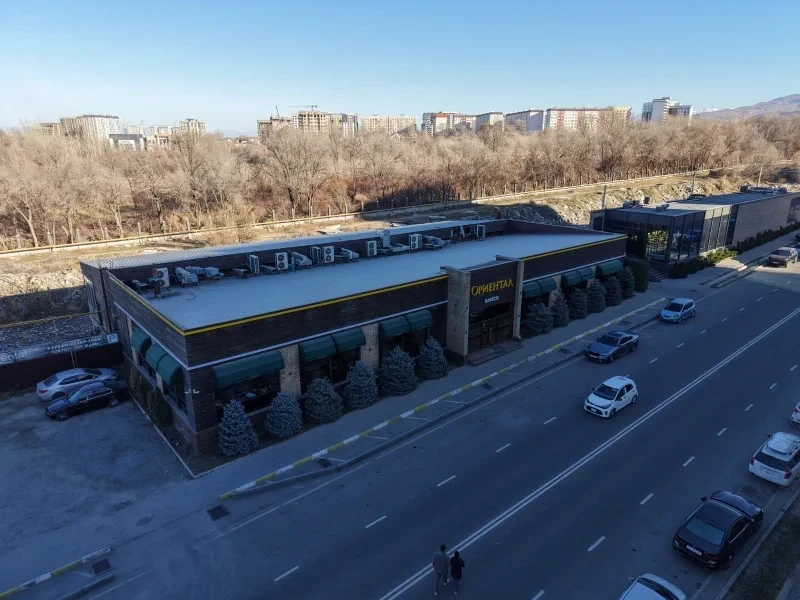 В районе 12 мкр Бишкека демонтируют пристройку кафе «Ориентал»