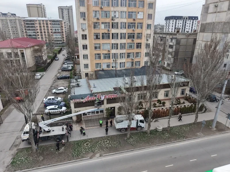На улице Тыналиева демонтируют часть кафе «Аль Бухари»