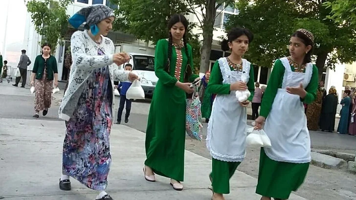 Жительницам Туркменистана к 8 марта президент раздаст по 60 манатов