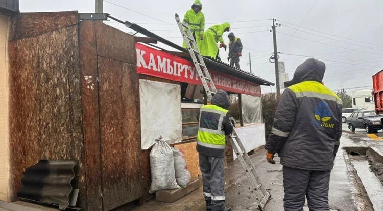 В жилмассиве «Ак-Орго» Бишкека снесли точку общепита. Работала незаконно