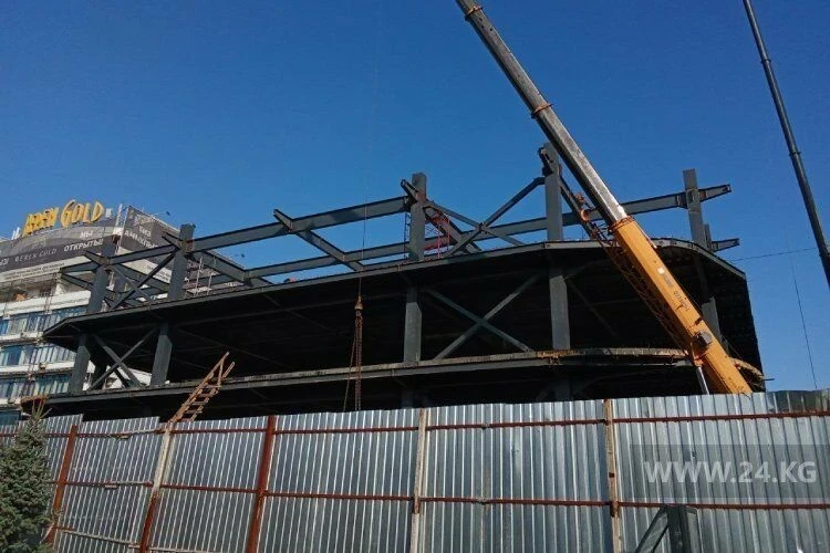 Снос здания возле ЦУМа в Бишкеке. Как идут работы по демонтажу