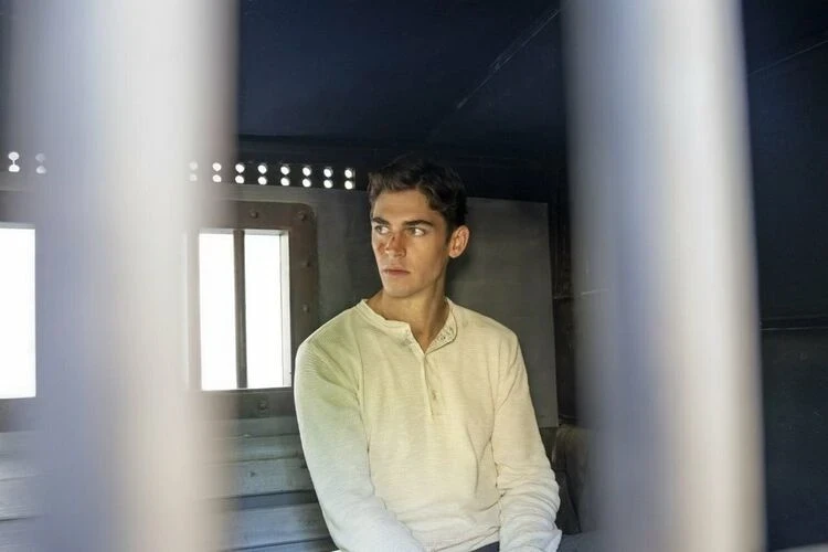 Молодой Холмс от Гая Ричи и динозавры от Спилберга. Что смотреть в начале марта