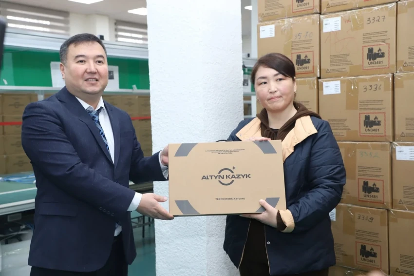 Учителя начальных классов в Кыргызстане получили ноутбуки