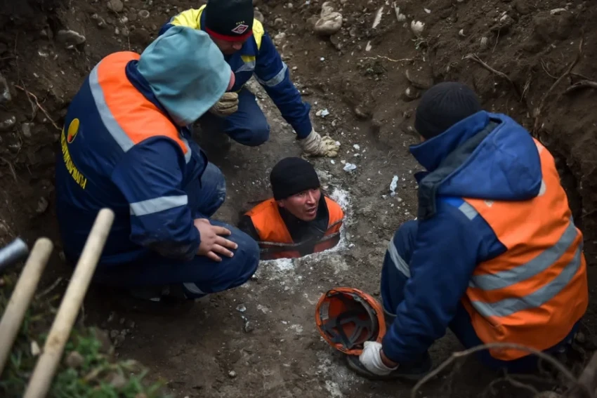 На улице 7 апреля в Бишкеке прорвало теплосеть: задействована спецтехника