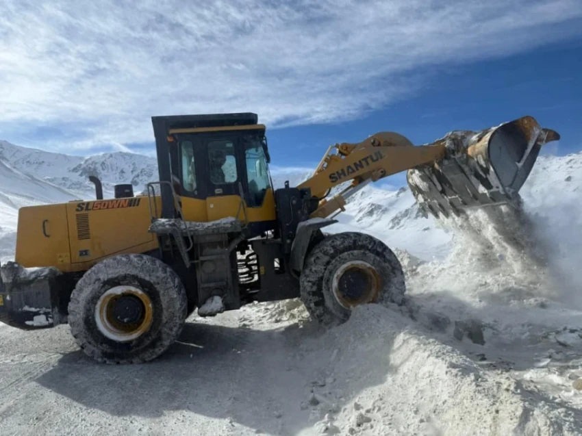 На перевалах идет снег. Минтранс просит водителей не выезжать на встречку