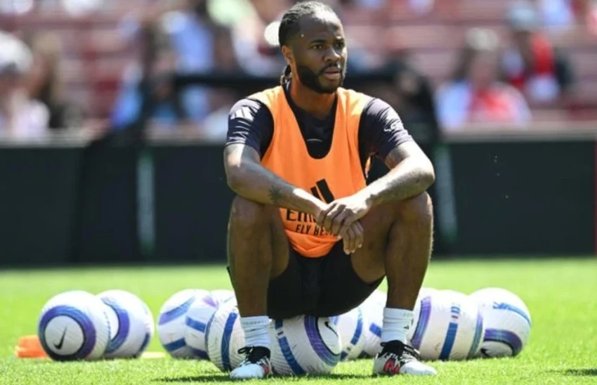 Ван Перси: Стерлинг временно отстранён от тренировок с новой командой