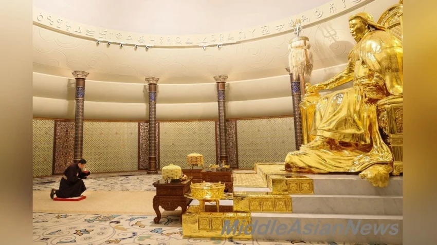 Президент Хүрэлсүх отдал дань уважения золотой статуе Великого Богдо Чингисхана