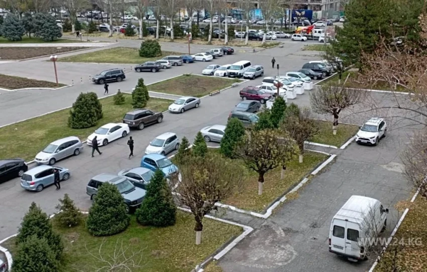 В Бишкеке нехватка парковок, а стоянки работают как автосалоны, возмущен депутат