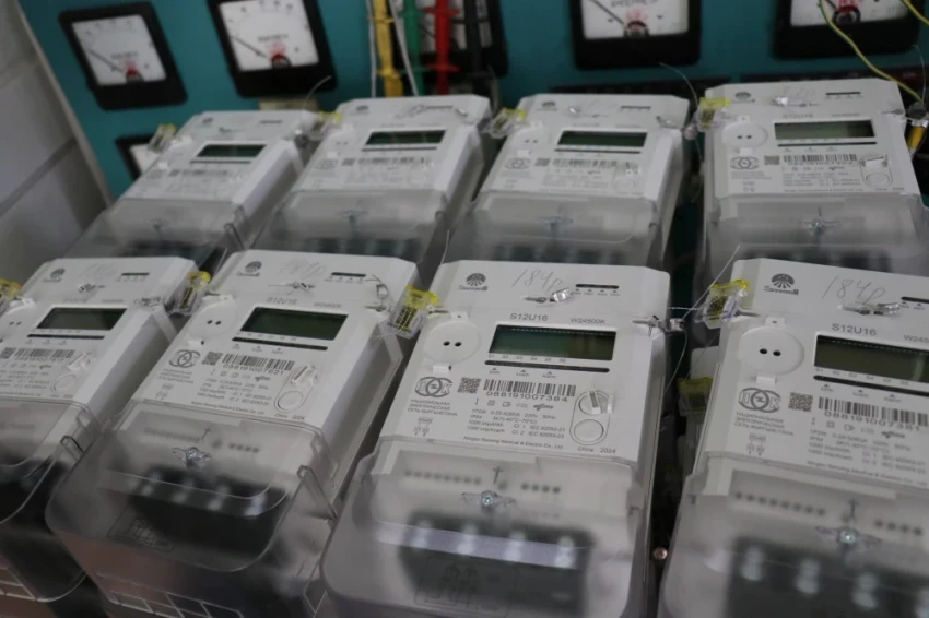В Кыргызстане за год установят сотни тысяч умных электросчетчиков. Как их распределят