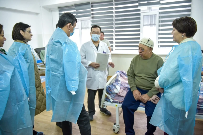 Нападение ученика на учителя: мэр посетил Болатхана Карибжанова в больнице