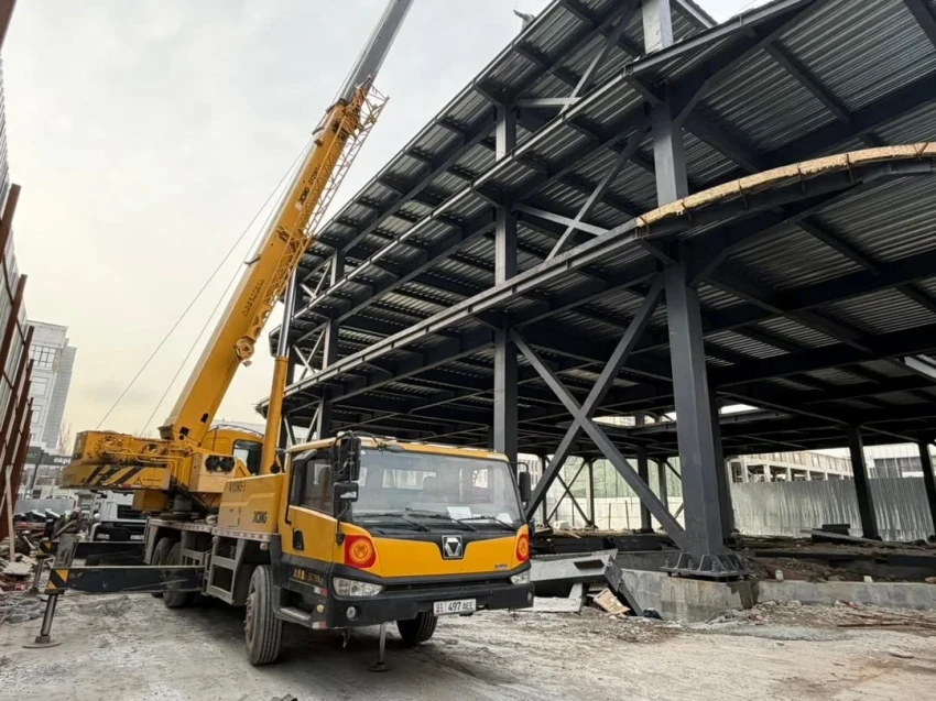 Мэрия начала демонтаж незаконного строения возле ЦУМа