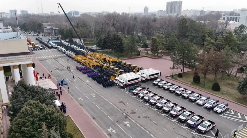 Адылбек Касымалиев вручил МЧС 116 единиц спецтехники