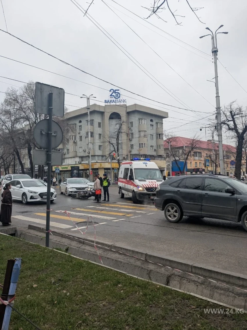 В Бишкеке на Киевской — Байтика Баатыра сбили скутериста
