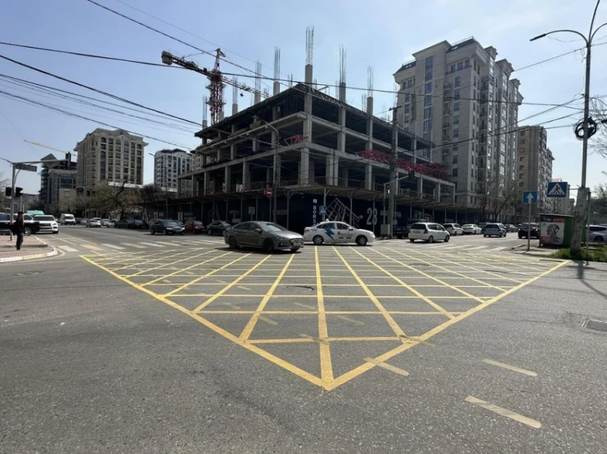 Бишкек: на «вафельную» разметку не смотрят ни водители, ни камеры БГ