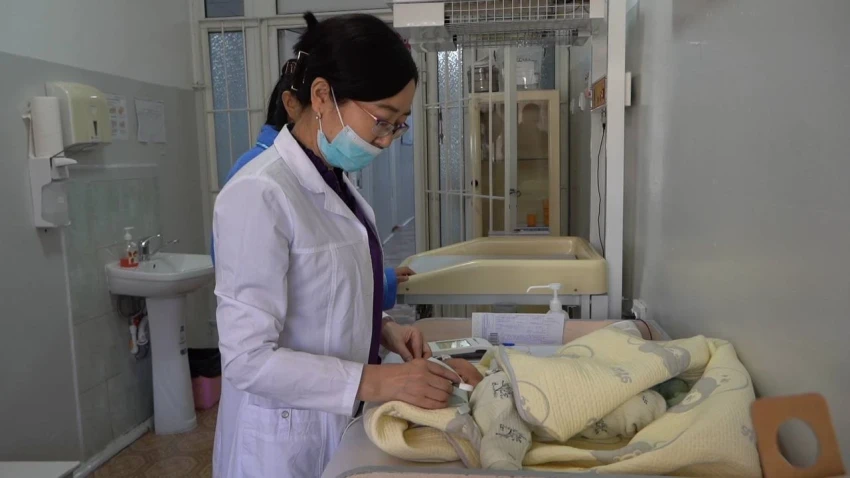 Проверить слух в первые полгода. Скрининг в КР помогает детям слышать и говорить