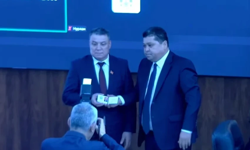 ЦИК передал мандаты Нурланбека Тургунбек уулу и Кундузбека Сулайманова новым депутатам
