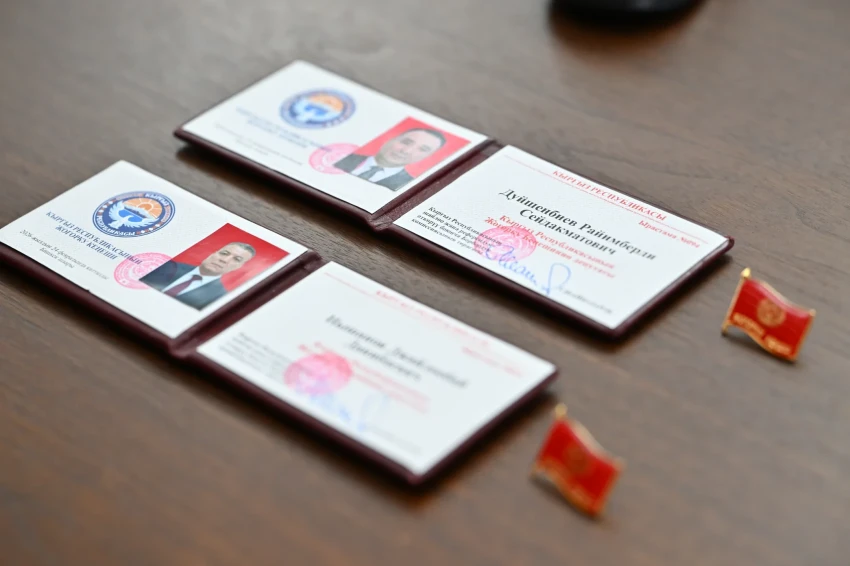 Дуйшенбиев и Нышанов получили мандаты депутатов Жогорку Кенеша