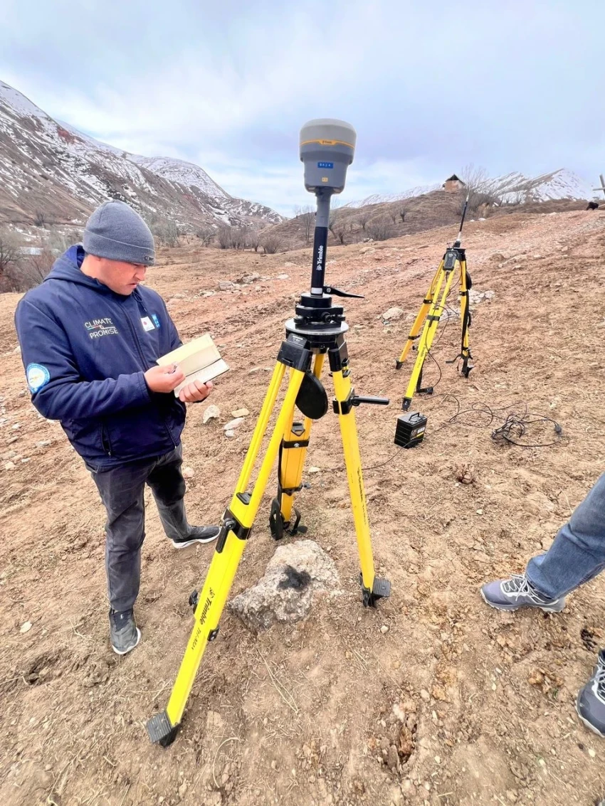На жилой дом в Кара-Кульдже надвигается оползень