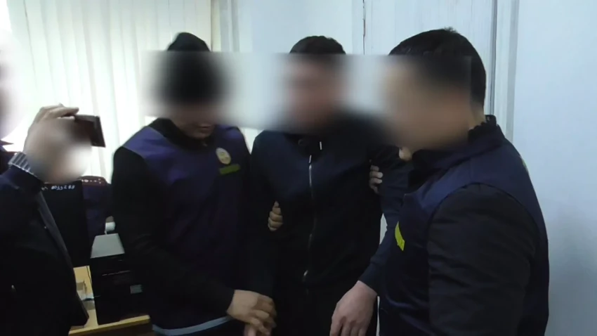 В Бишкеке выявили автомобиль с подложными номерами. Водитель пытался дать взятку милиционерам