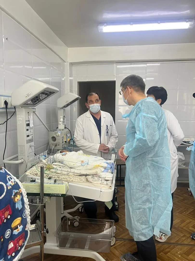 Глава Минздрава посетил Нацгоспиталь и Научный центр репродукции человека в Бишкеке