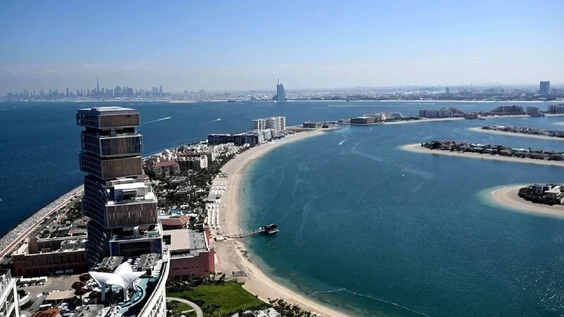 Власти Дубая поручили отелям продлить размещение туристов из-за отмены рейсов