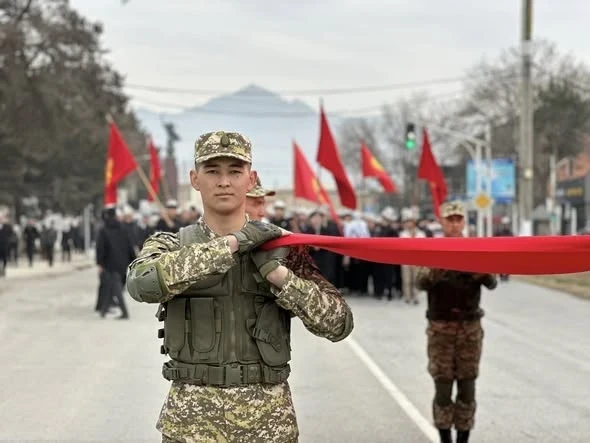 В Баткене одновременно отметили День флага и День ак калпака
