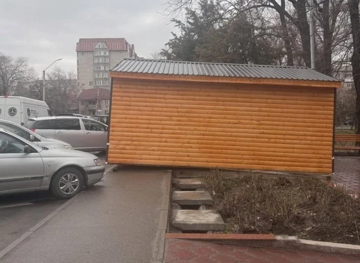 В Бишкеке павильон в сквере имени Тоголока Молдо "захватил" тротуар