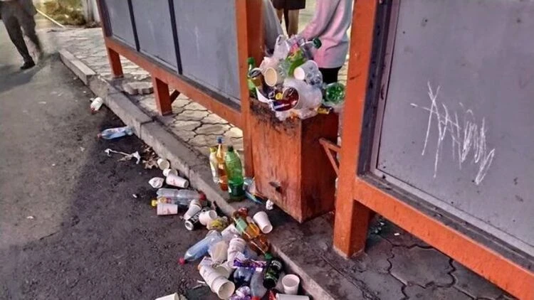 Урны-невидимки: почему в Бишкеке они исчезают с остановок и улиц