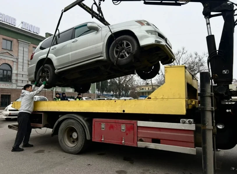 В Бишкеке более 100 незаконно припаркованных автомобилей доставлены на штраф стоянку