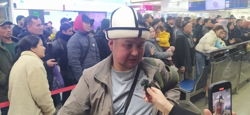 «Мы были в руках Аллаха». Прилетевшие кыргызстанцы рассказали о пребывании в Саудовской Аравии