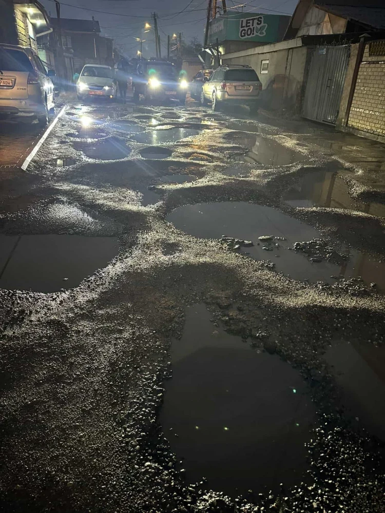 Call-центр: жители улицы Власова в Бишкеке просят обратить внимание на состояние дороги