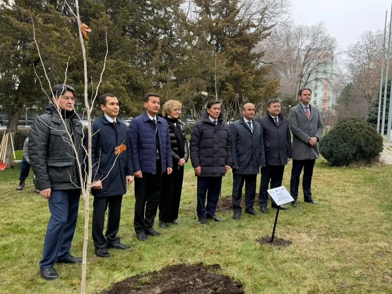 В Бишкеке заложили Аллею мира ко Дню просвещения по вопросам разоружения и нераспространения