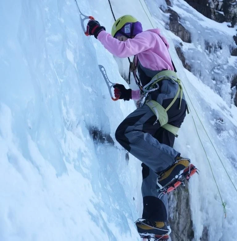 Спортсмены трёх стран выступили на чемпионате КР по ледолазанию