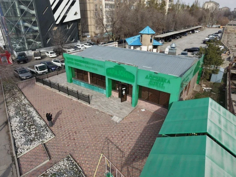 В 6-м микрорайоне Бишкека сносят пиццерию