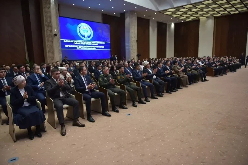 Ряд госслужащих получил награды кабинета министров за высокие результаты в работе