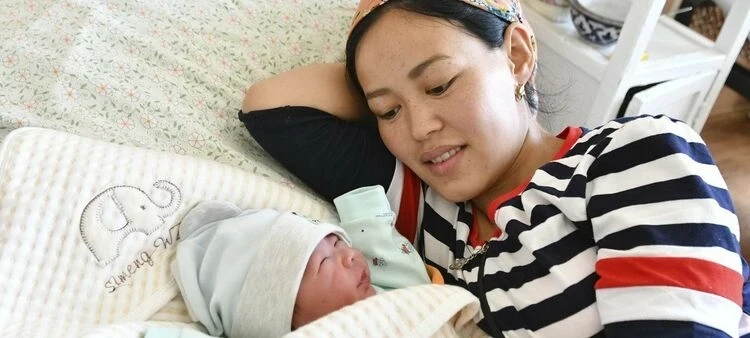 Оскорбляют, привязывают к кровати — доклад ЮНФПА об акушерском насилии в ЦА