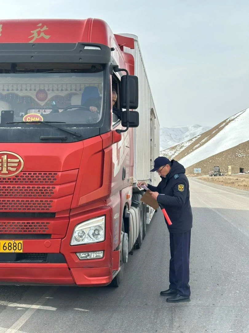 Перегруз. За месяц более 2 тысяч водителей фур оштрафовали на 3,5 миллиона сомов