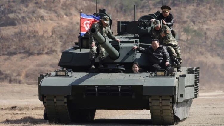 Лидер КНДР Ким Чен Ын со своей дочерью прокатился на новейшем северокорейском танке. Фото