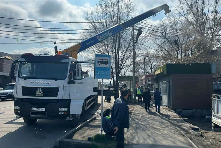 Мэрия Бишкека продолжает демонтаж незаконных павильонов