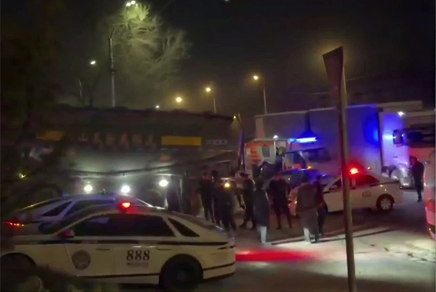 В Бишкеке в ночном ДТП погиб водитель-подросток, четверо пострадали