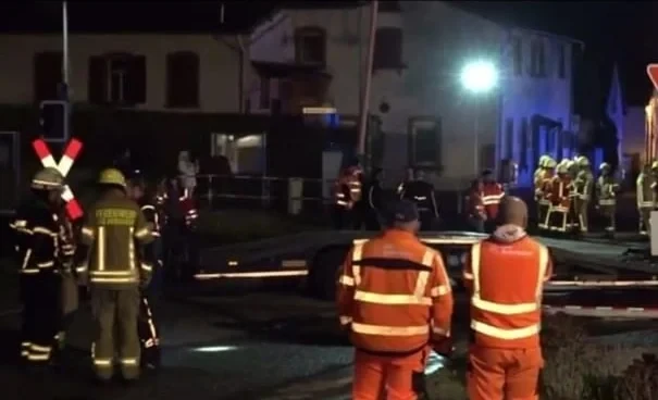 На юге Германии пассажирский поезд столкнулся с грузовиком